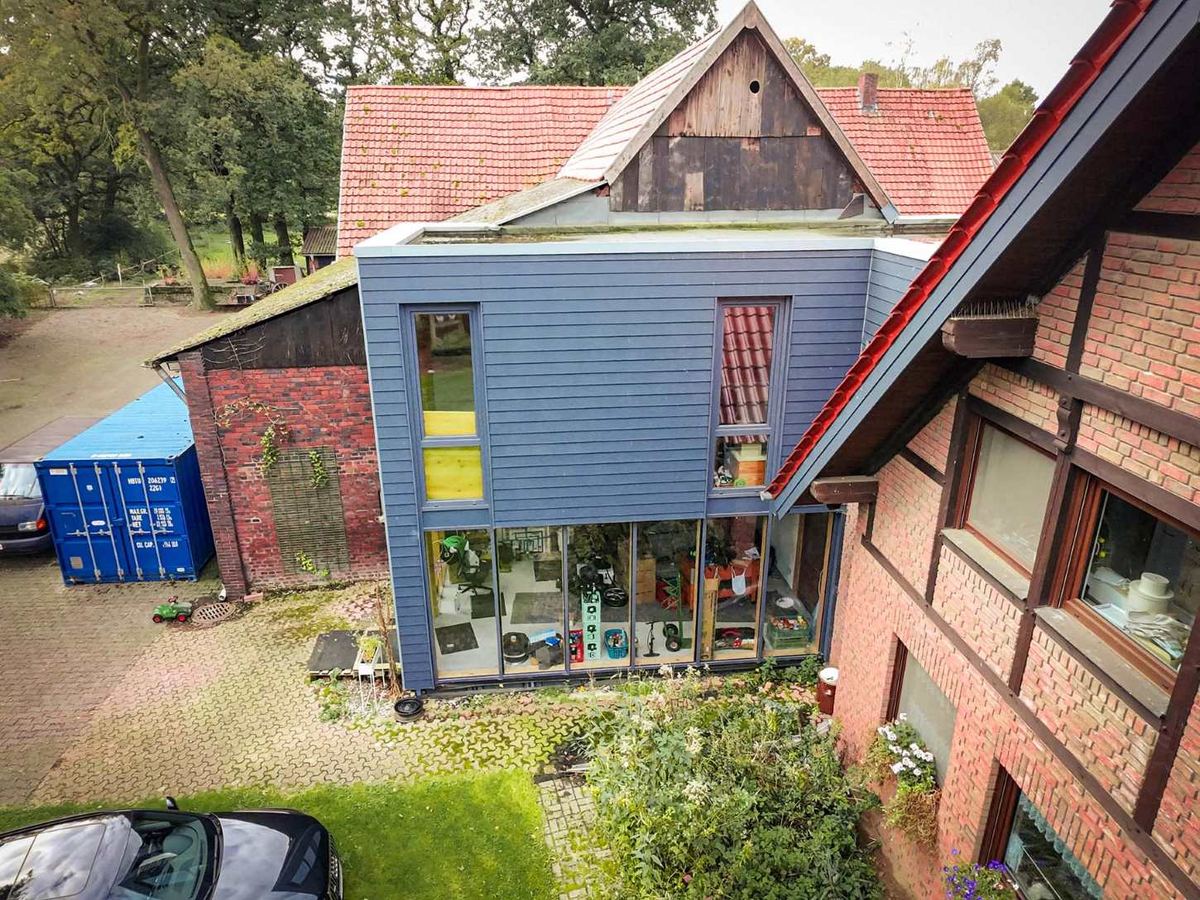 Anbau mit dunkler Metallfassade und flach geneigtem Dach