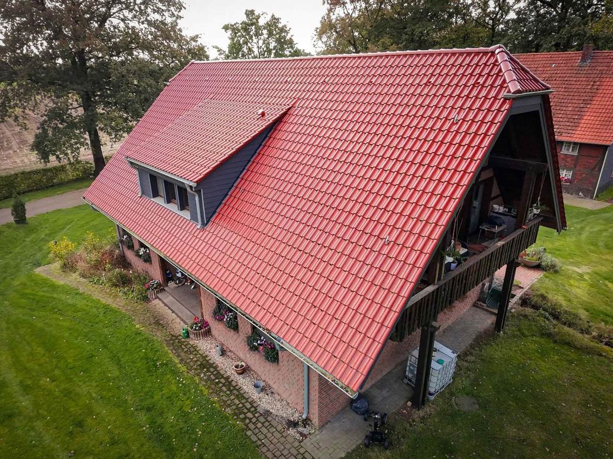 Dasselbe Wohnhaus von der Seite, mit zwei Gauben