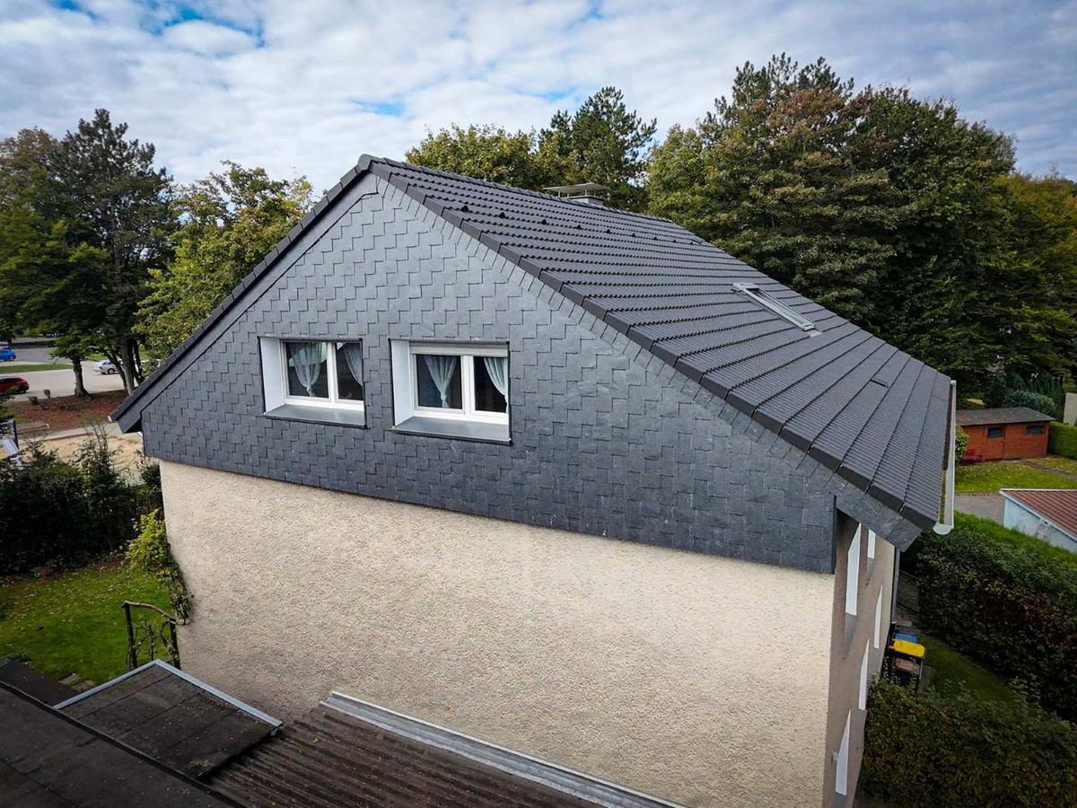 Schieferfassade mit sichtbarer klammerung