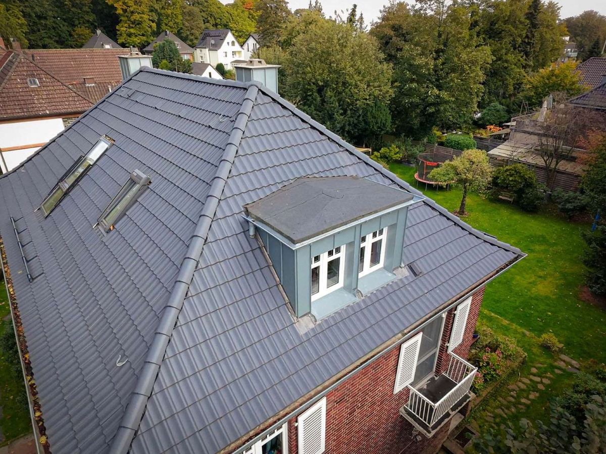 Steildach mit Erker, in dunklen Ziegeln gedeckt